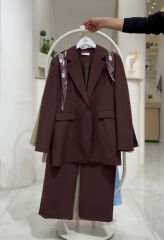 Fular Detaylı Blazer Tesettür Takım – Şık ve Modern Ceket Pantolon Kombin