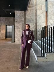 Fular Detaylı Blazer Tesettür Takım – Şık ve Modern Ceket Pantolon Kombin