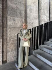 Fular Detaylı Blazer Tesettür Takım – Şık ve Modern Ceket Pantolon Kombin