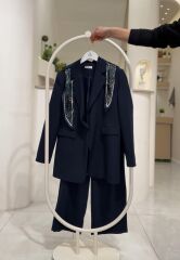 Fular Detaylı Blazer Tesettür Takım – Şık ve Modern Ceket Pantolon Kombin