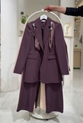 Fular Detaylı Blazer Tesettür Takım – Şık ve Modern Ceket Pantolon Kombin