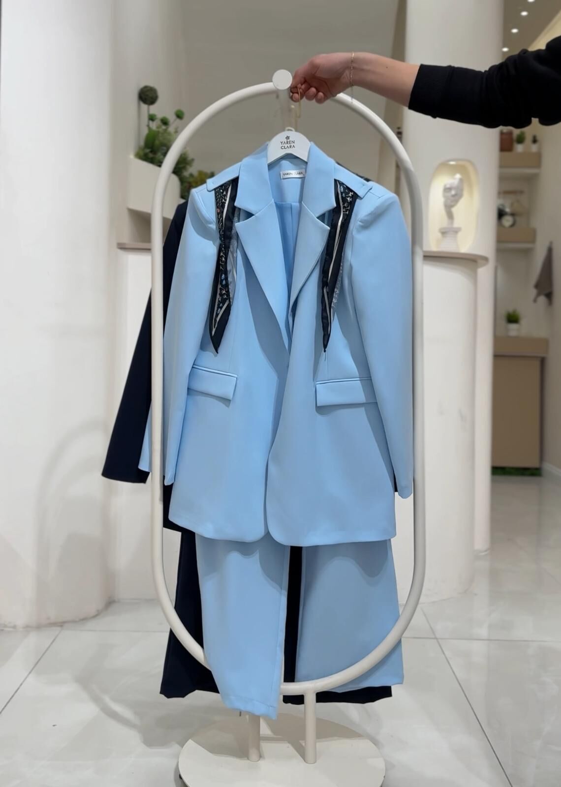 Fular Detaylı Blazer Tesettür Takım – Şık ve Modern Ceket Pantolon Kombin BEBE MAVİSİ - 38-40