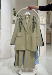 Fular Detaylı Blazer Tesettür Takım – Şık ve Modern Ceket Pantolon Kombin YAĞ YEŞİLİ - 42-44