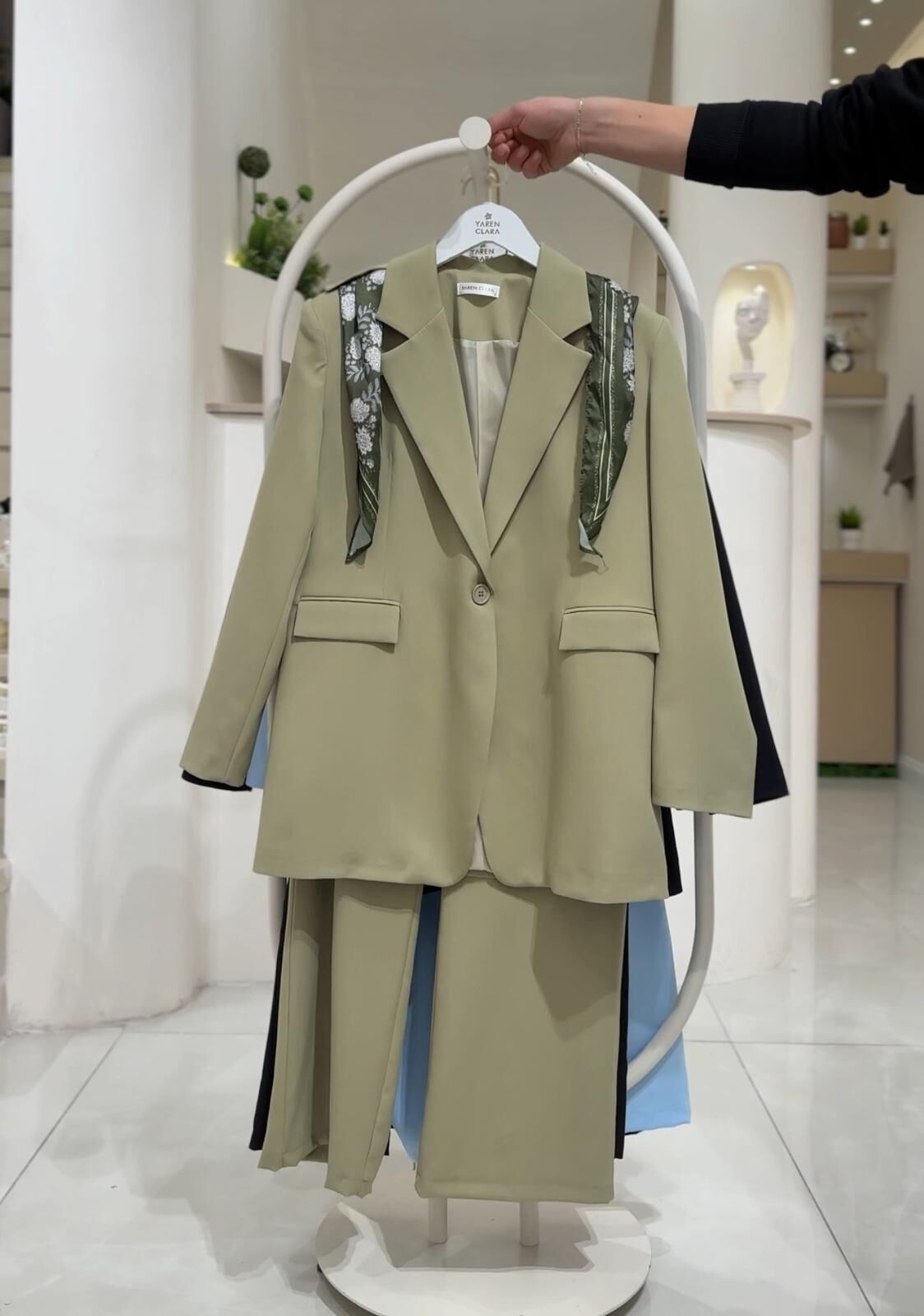 Fular Detaylı Blazer Tesettür Takım – Şık ve Modern Ceket Pantolon Kombin YAĞ YEŞİLİ - 46