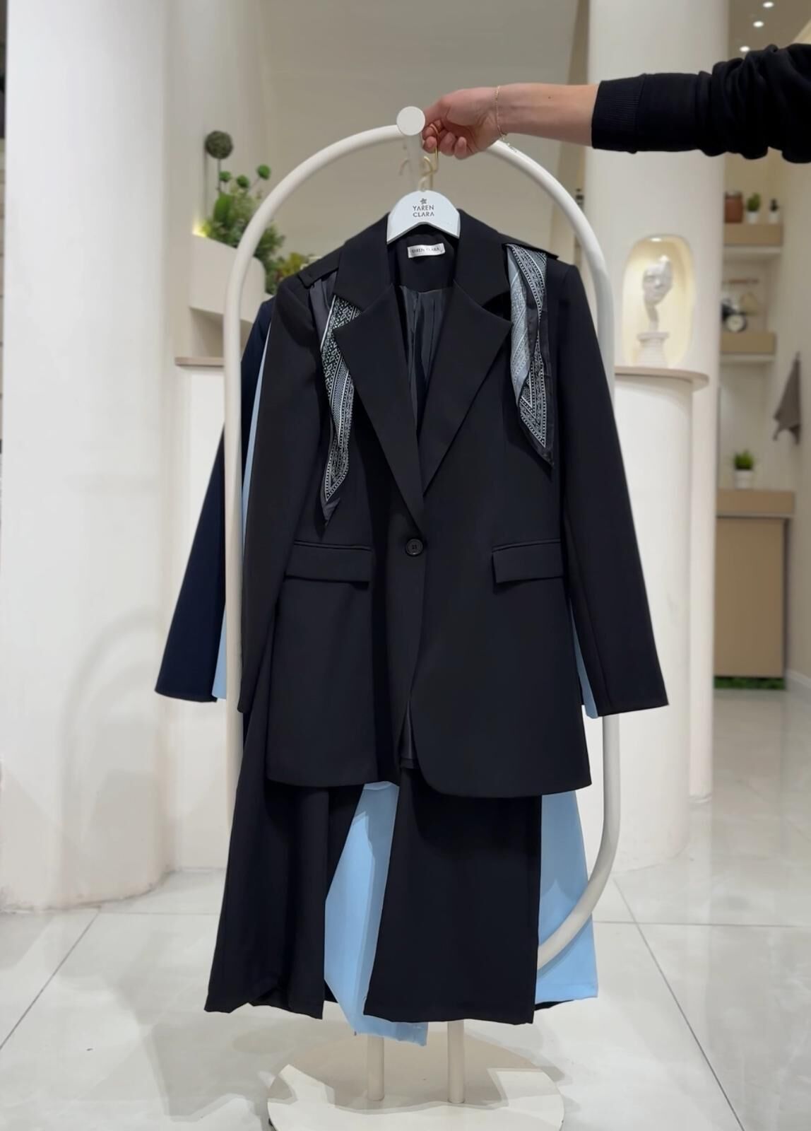 Fular Detaylı Blazer Tesettür Takım – Şık ve Modern Ceket Pantolon Kombin SİYAH - 42-44