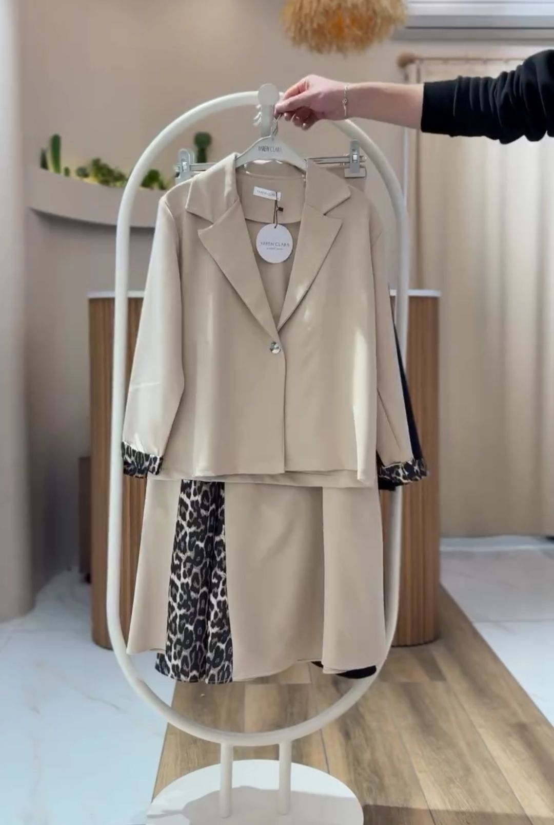 LEOPAR DETAYLI ETEKLİ TAKIM KREM - 44